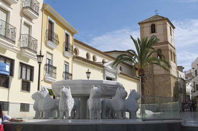 Reproducción de la fuente de Los Leones en una plaza de Macael © Fotografía:  Alfonso Ruiz